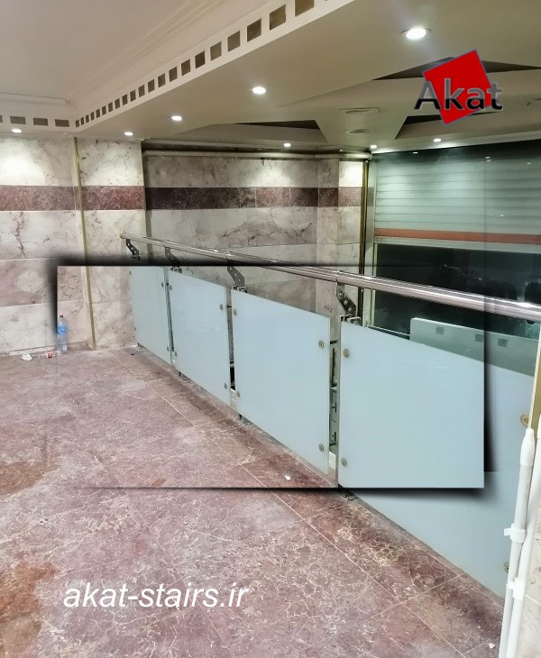 نرده شیشه ای با پایه استیل اسپایدری