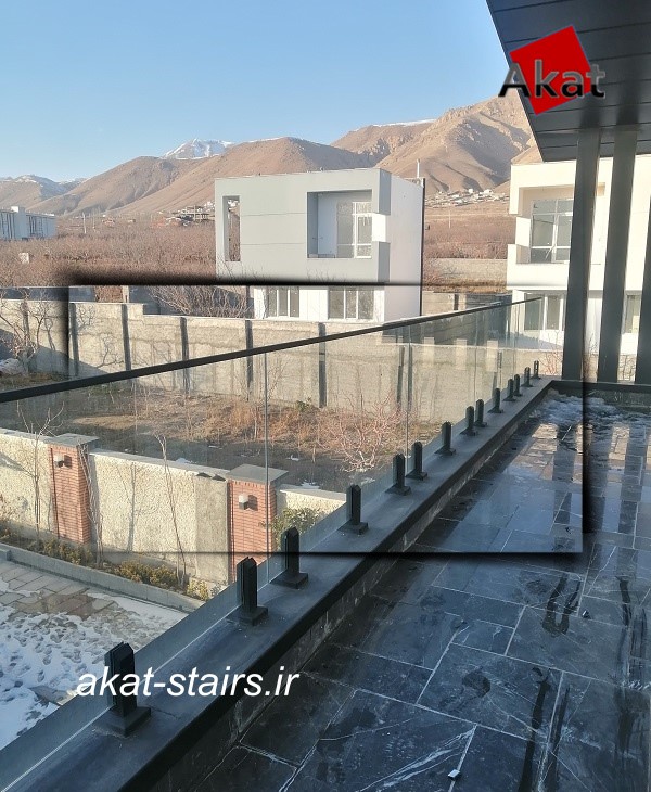 نرده شیشه ای فریم لس با پایه اسپیگات مشکی