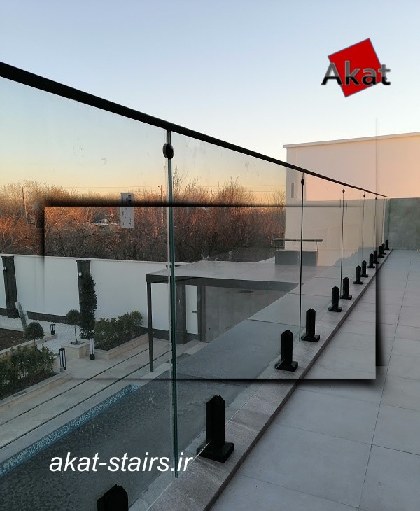 نرده شیشه‌ای فریم‌لس با پایه اسپیگات مشکی