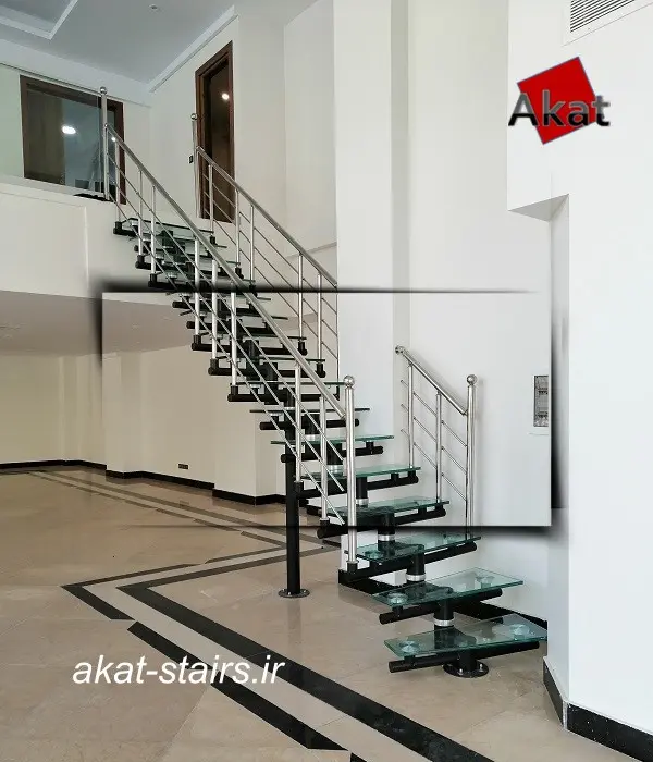 پله دوبلکس فلزی با کف شیشه ای کم جا