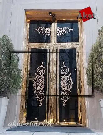 درب استیل طلایی نصب شده در ورودی لابی یک ساختمان مسکونی
