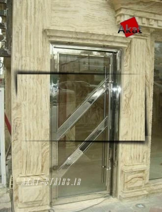 درب استیل تک لنگه اجراشده در ورودی لابی یک مجتمع تجاری