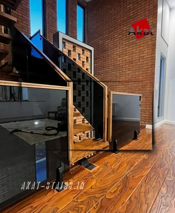 نرده شیشه ای اسپیگات با هندریل چوبی