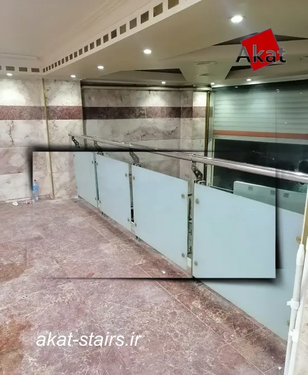 نرده شیشه ای با پایه استیل اسپایدری