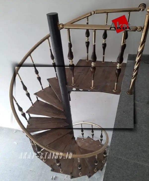 پله پیچ آهنی با کف چوبی برای فضای کم